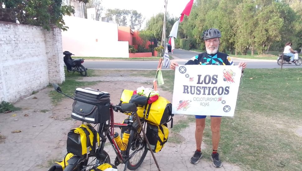 Un ciclista de 85 años recorre el país y pasó por Rojas