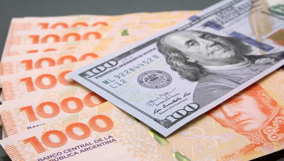 Bajó el dólar tras las medidas oficiales, pero se hundieron los bonos
