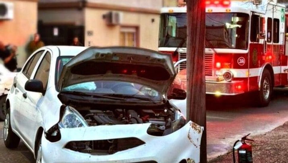 Un automóvil perdió el control chocó y contra un poste de luz en Pergamino