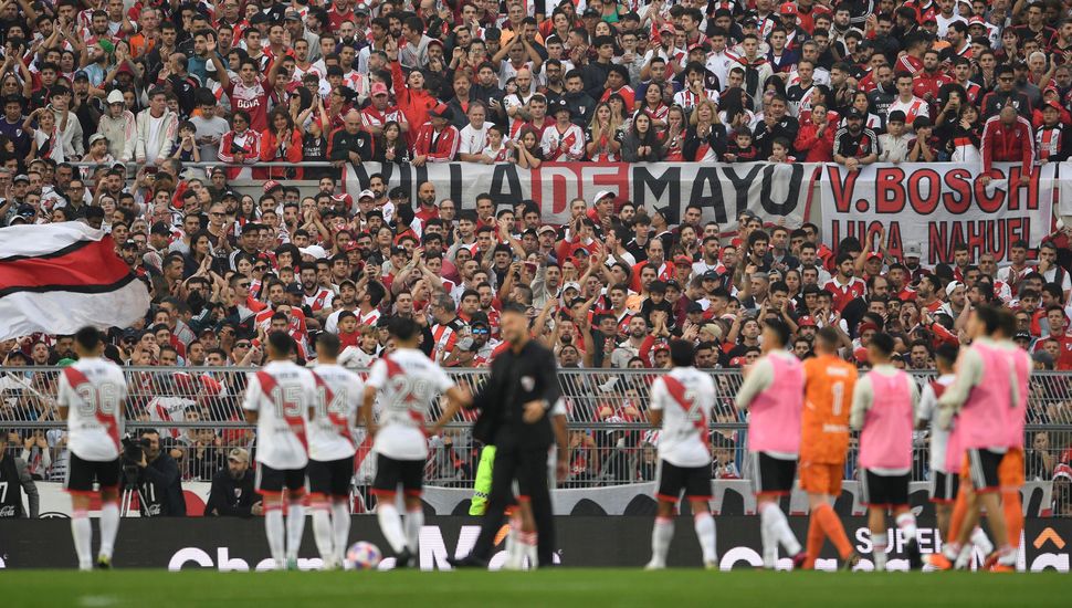 Un hincha de River "saltó al vacío" y falleció durante el partido contra Defensa y Justicia