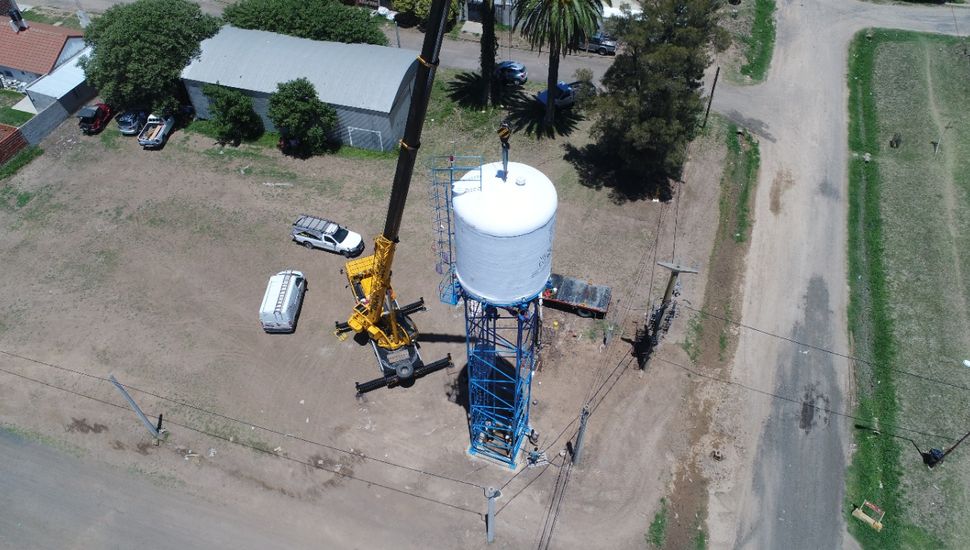 Instalan un nuevo de tanque elevado de agua en barrio Unión