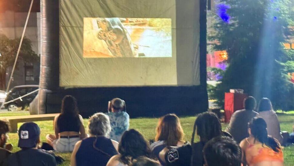 Comenzó el ciclo cultural “Cine bajo las estrellas”