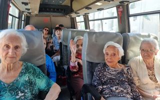 Los Abuelos del Hogar Madre Teresa realizaron una salida recreativa por Rojas