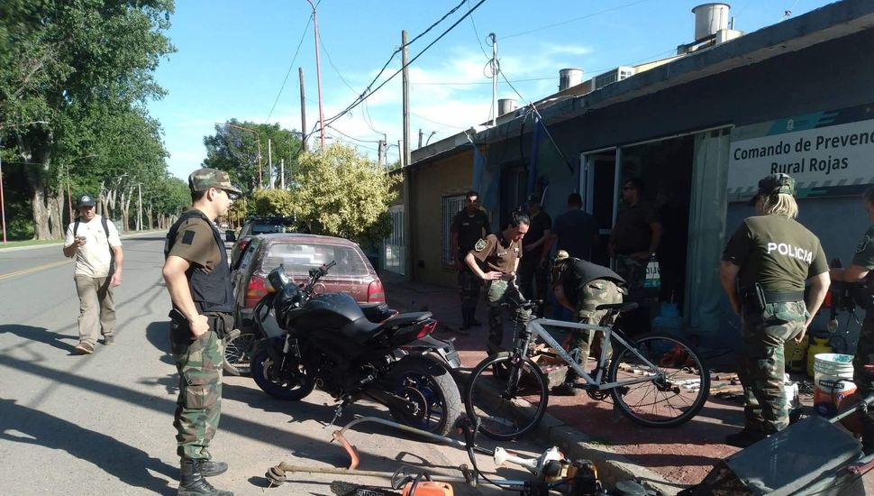 Allanamientos en Rojas: el Comando de Prevención Rural recuperó varios objetos robados