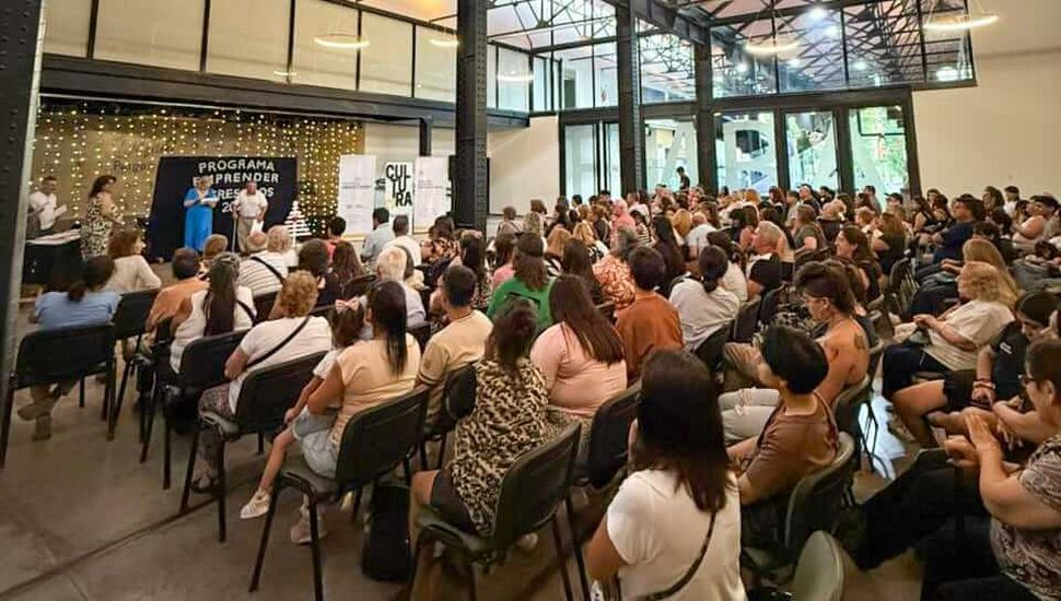 Programa Emprender: más de 300 pergaminenses recibieron sus diplomas