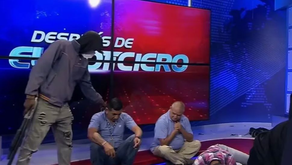 Encapuchados entraron a un canal de televisión ecuatoriano y tomaron a rehenes