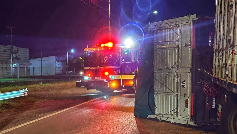 Un camión chocó contra automóvil en la zona de la Terminal de Ómnibus