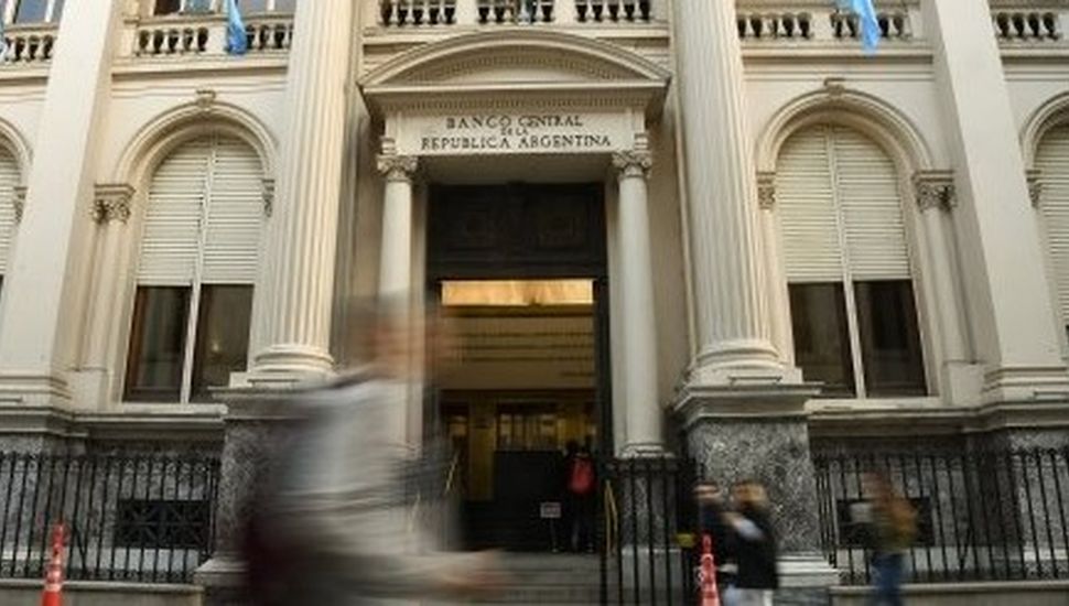 El Bcra aceleró la devaluación del peso