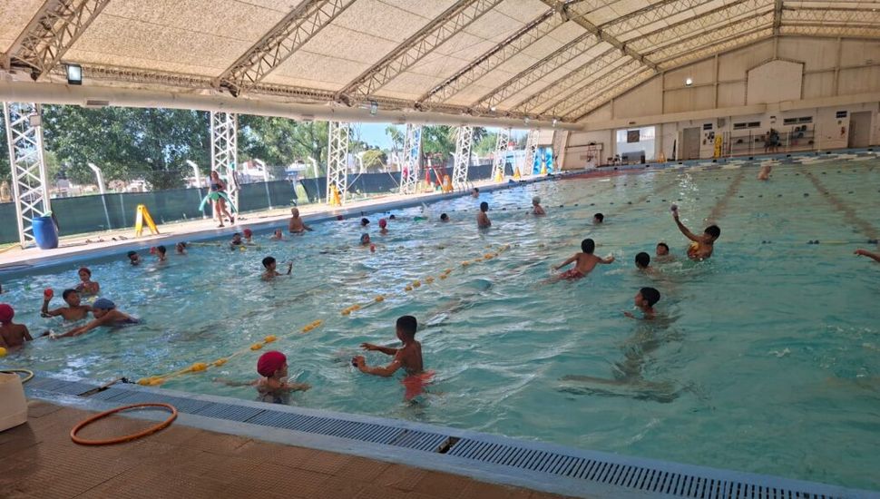 Pergamino: El Programa Verano sigue activo en la pista y el natatorio olímpico