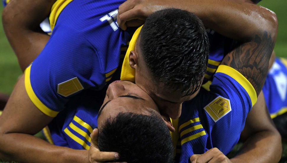 Sobre el final y con uno menos, Boca derrotó a Vélez en Liniers