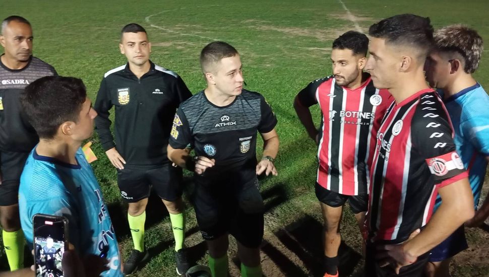 Semifinal: Juventud y Racing se suspendió por un corte de luz y continúa esta noche