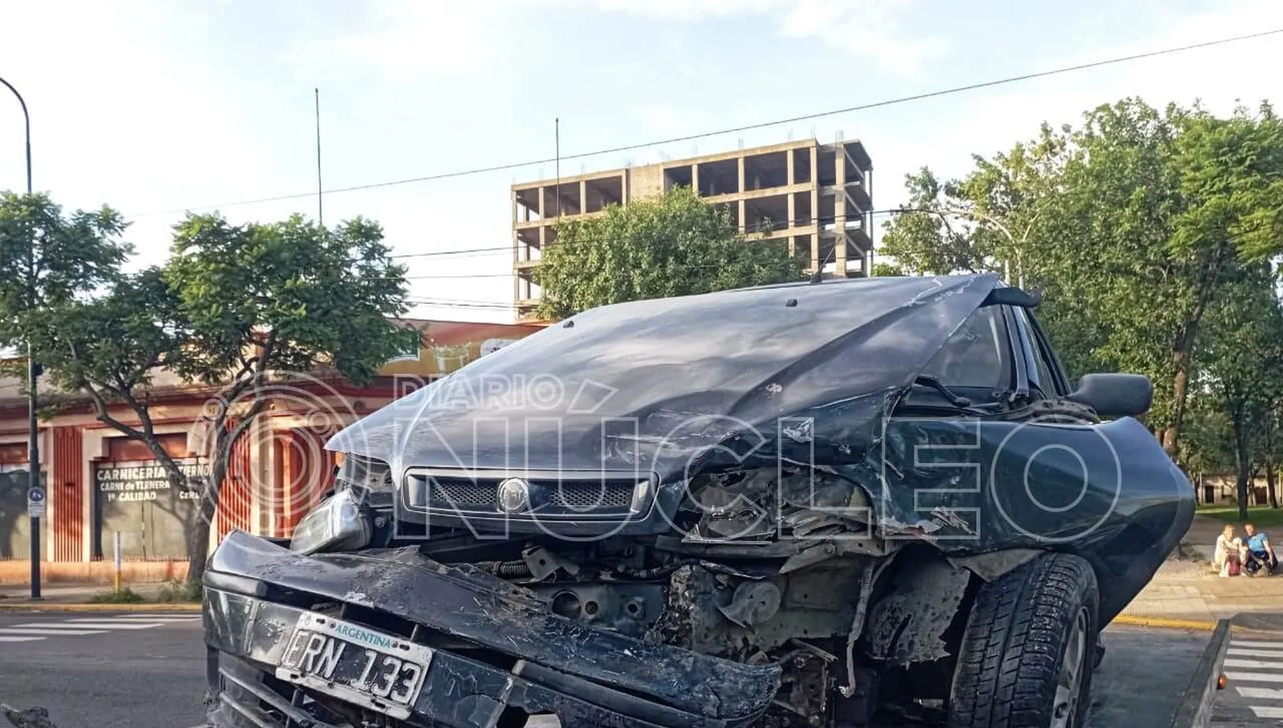 Dos coches colisionaron en pleno centro de la ciudad • Diario Núcleo