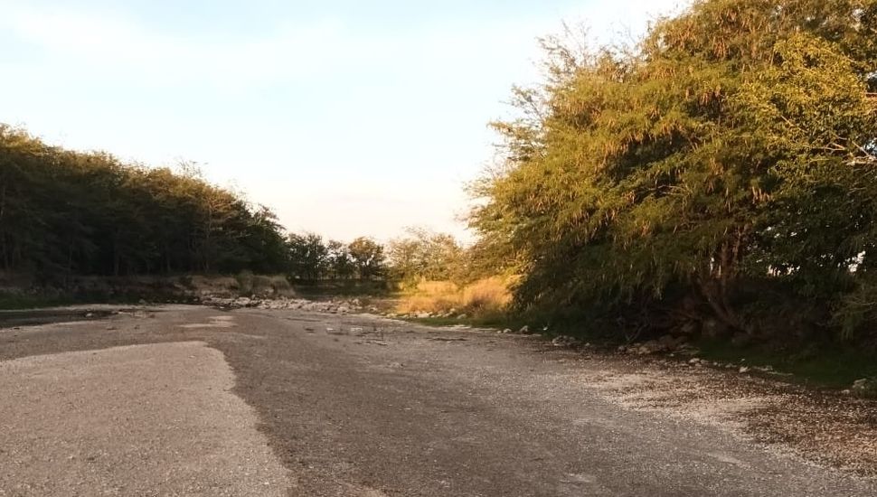 Aprovechando la sequía, Amigos del Río realizará una limpieza integral del cauce seco
