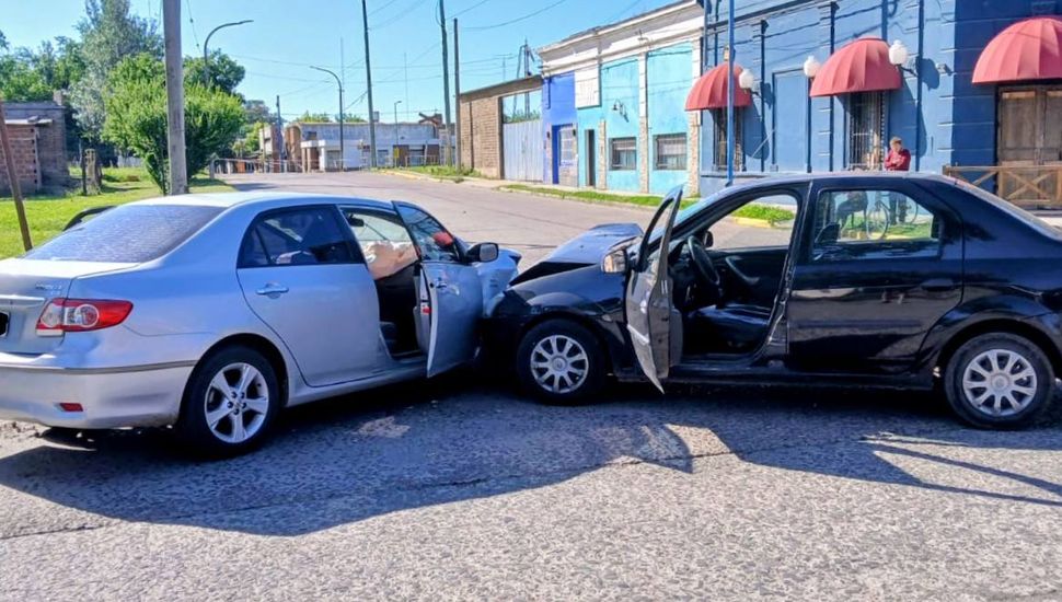 Violento choque en un cruce peligroso dejó como saldo cinco heridos