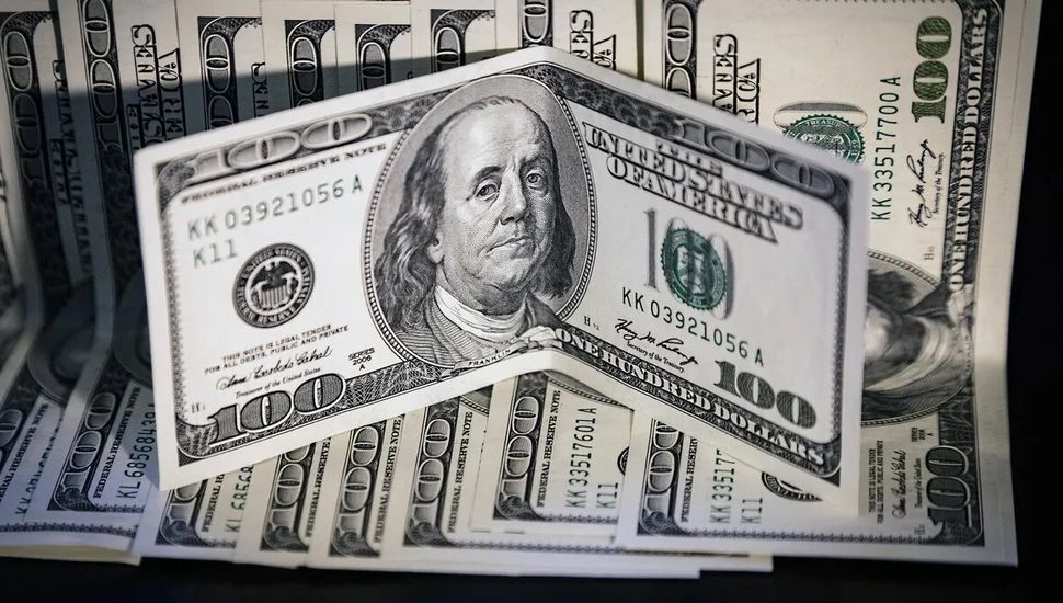 El dólar blue empezó la semana en baja: se vende a $272