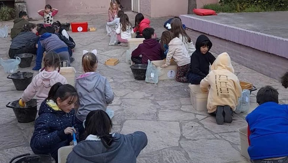 Enseñan a niños sobre arqueología con una innovadora actividad