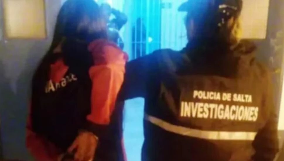 Salta: dejó a su bebé a un desconocido en una plaza, volvió tres horas después y fue detenida
