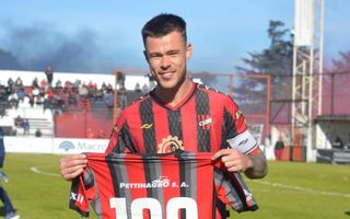 El nuevo Douglas toma forma: Pezzi renovó y llegaron cinco altas