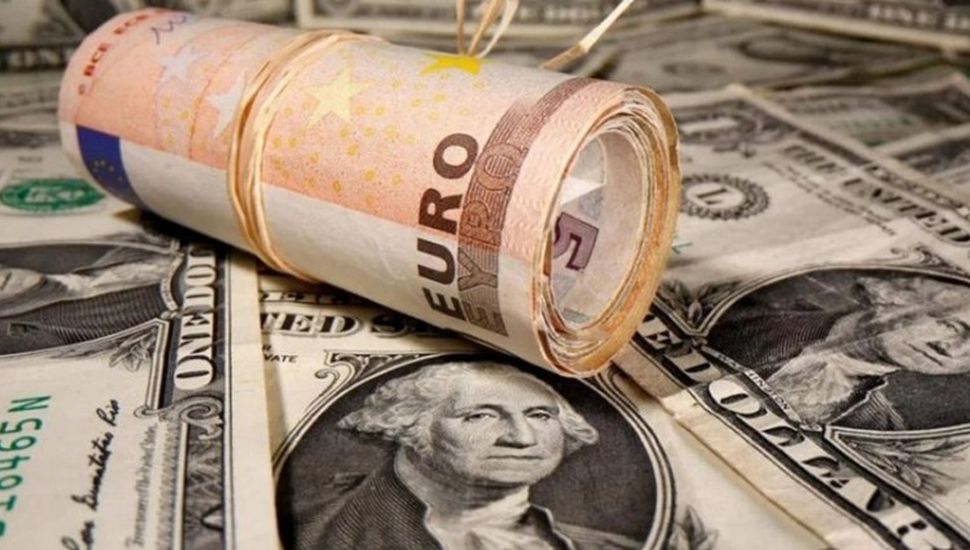 El euro alcanzó la paridad con el dólar por primera vez en 20 años