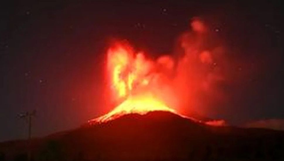 Entró en erupción el volcán Monte Lewotobi Laki-laki de Indonesia