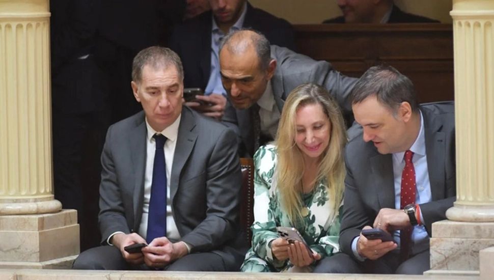 Sin invitación formal, Karina Milei y Manuel Adorni asistieron a la jura en el Senado