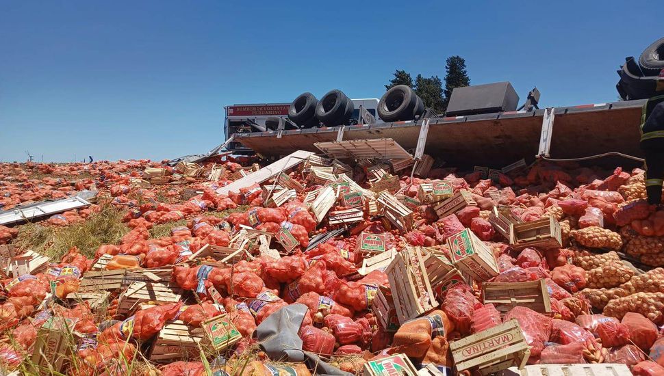 Un camión con acoplado volcó en la autopista