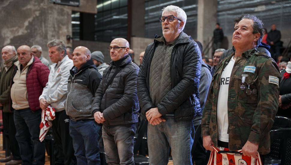 Estudiantes de La Plata declaró socios honorarios a excombatientes de Malvinas