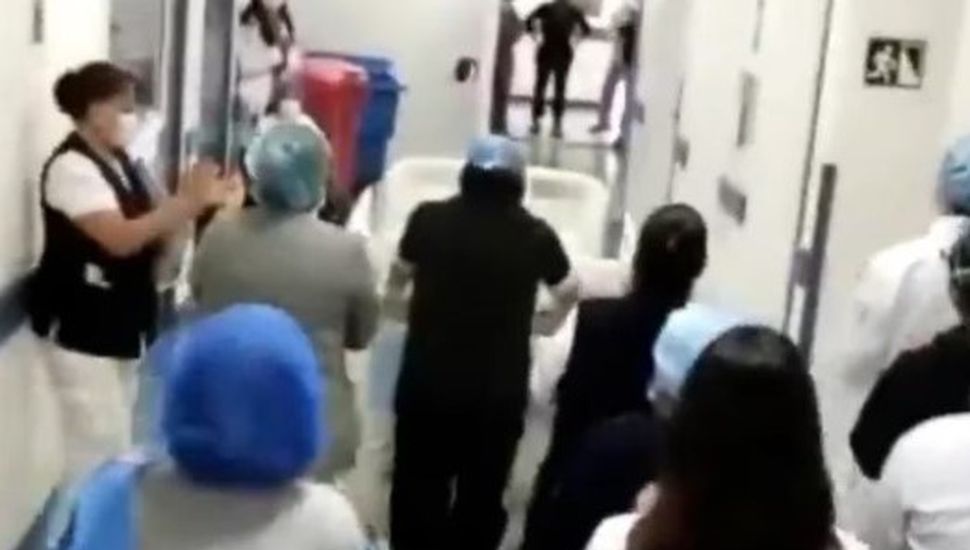 Emotiva despedida de los médicos al joven que mataron a machetazos en México