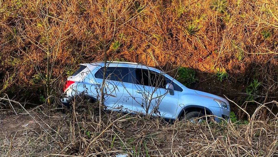 Un vehículo en el que viajaban tres hombres despistó en la Ruta Nº 8 a la altura de Villa Da Fonte