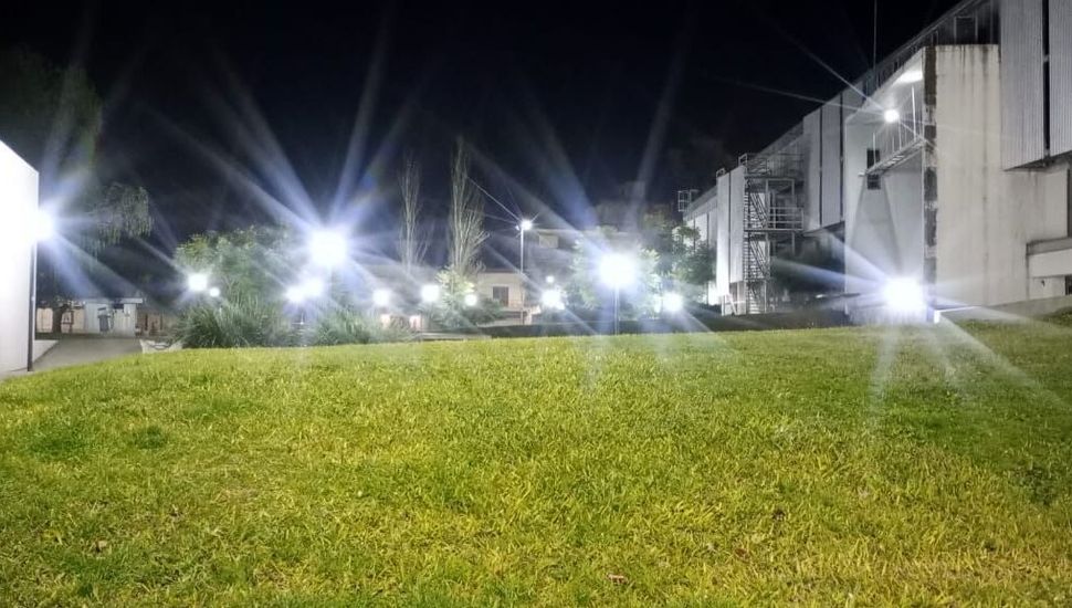 Iluminan plazas de Pergamino para brindar mayor seguridad