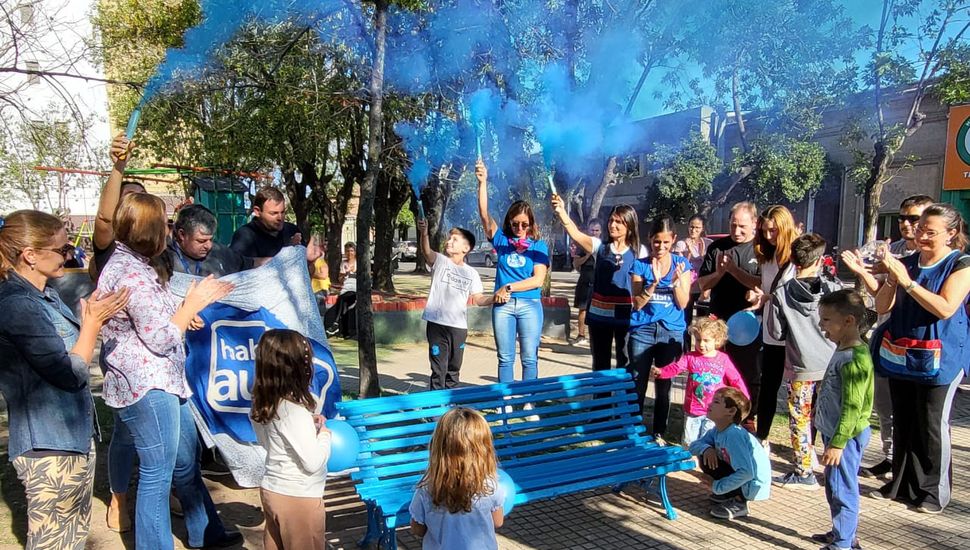 Autismo: instalaron un banco azul en la Plaza Rivadavia