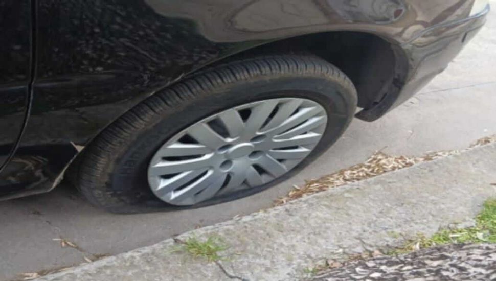 Aprehendieron a un menor por pinchar un neumático de un auto estacionado en la vía pública