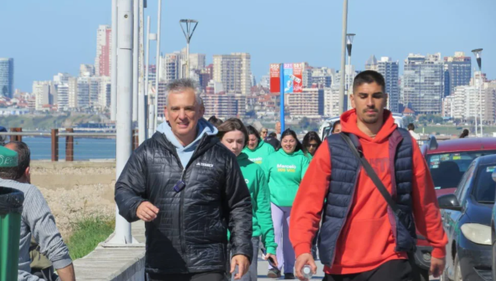 Un candidato vecinal recorre a pie 404 km de su ciudad y también duerme en casa de vecinos