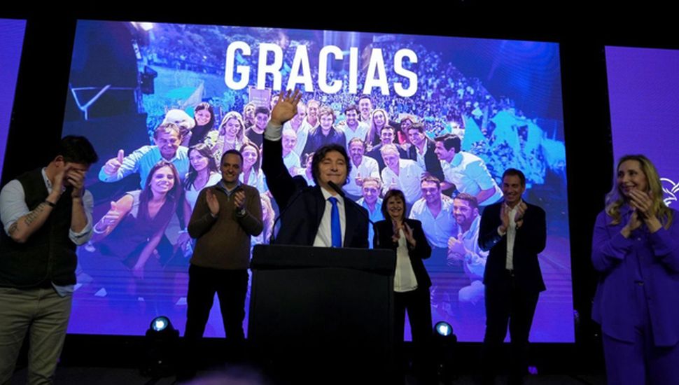 Una entrevista y mensajes en las redes: Milei después del triunfo