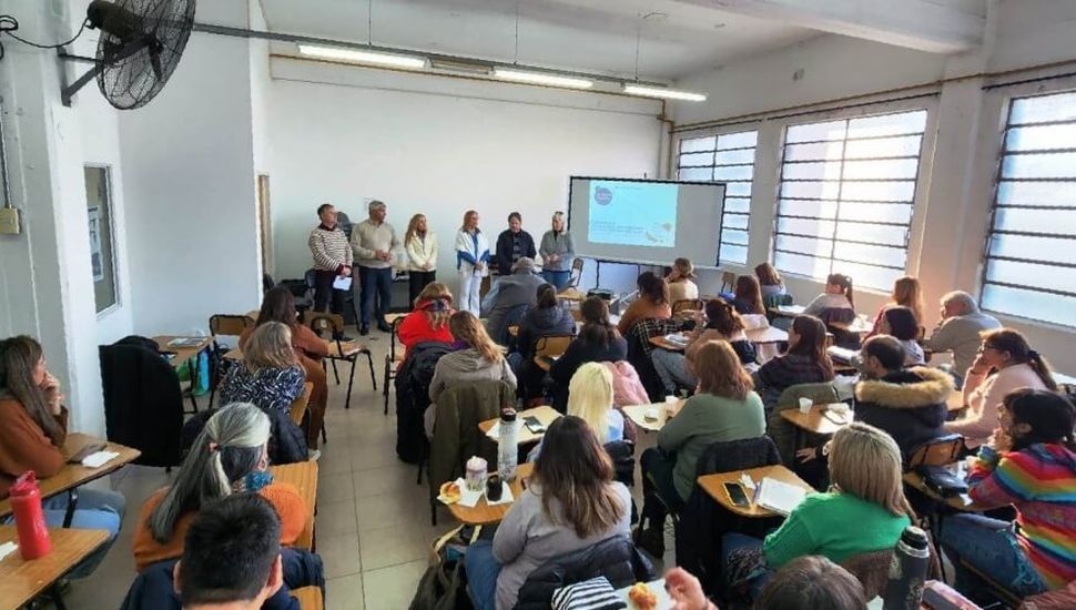 Hoy se llevó a cabo una jornada de prevención del suicidio orientada a los docentes del distrito