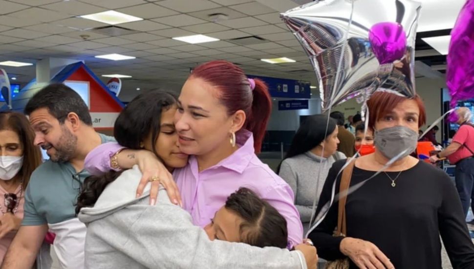 Llegó un grupo de familiares de los tripulantes del avión venezolano