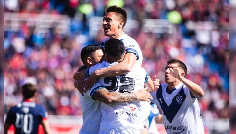 Vélez venció a San Lorenzo y es único líder del campeonato