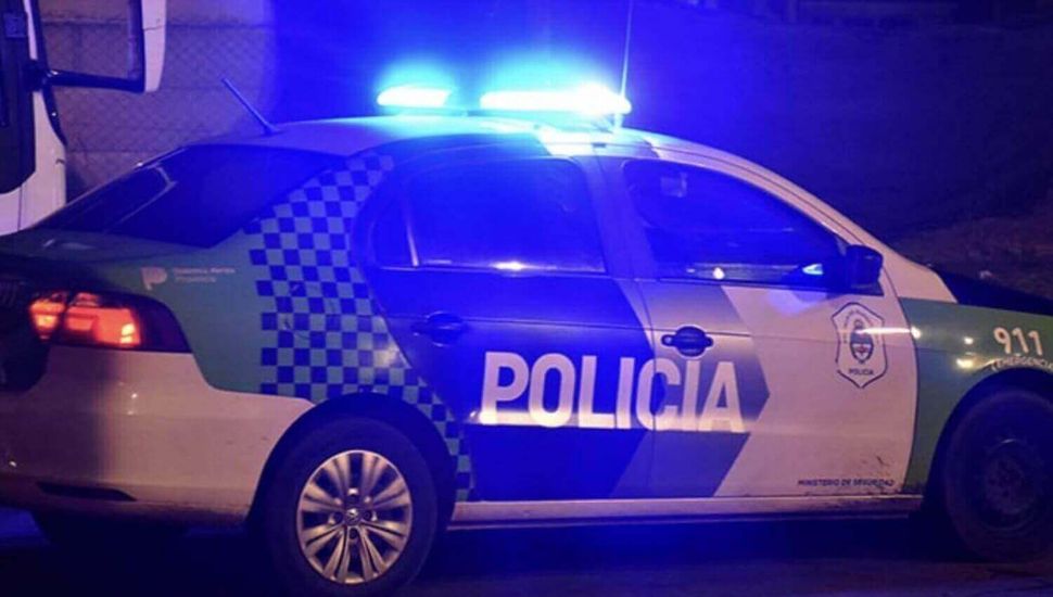 Confrontación entre vecinos y la policía por la muerte de una mujer