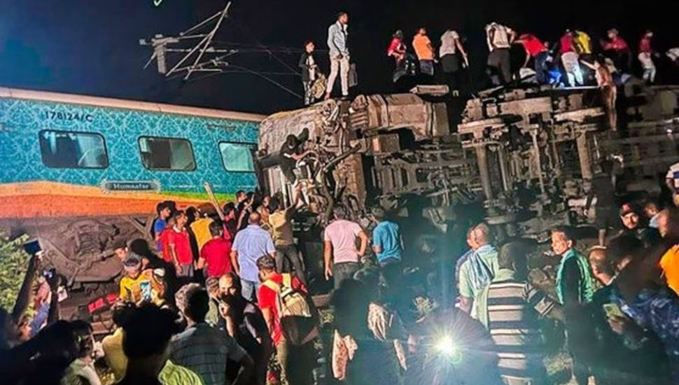 India: al menos 70 muertes y 500 personas heridas en un choque de trenes