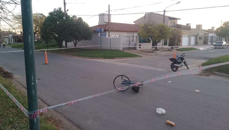 Colisionaron una moto y una bicicleta: ambos conductores sufrieron fracturas