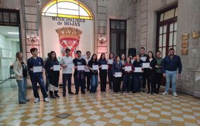 Reconocimiento oficial a estudiantes por su destacada participación en certámenes educativos