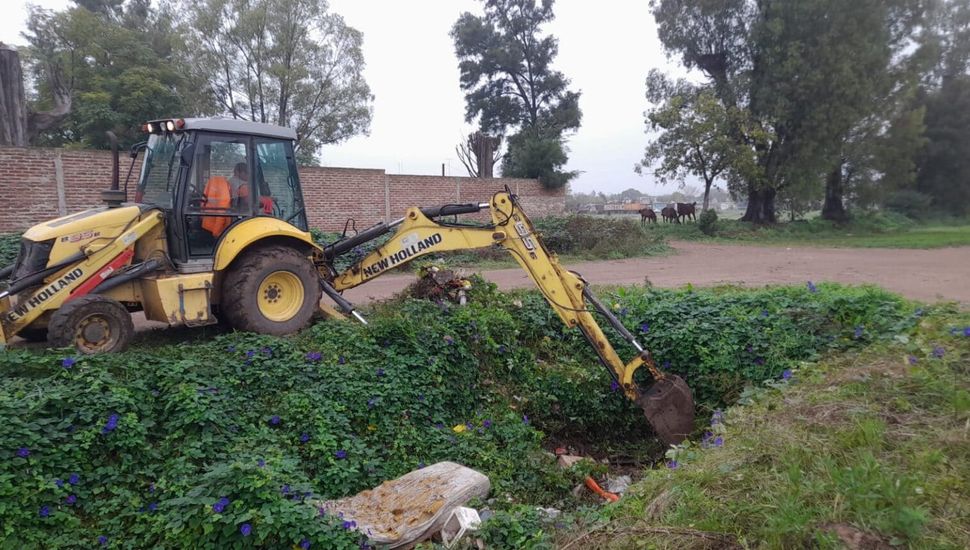 Tareas de limpieza de basurales y desagües pluviales en el Barrio Acevedo