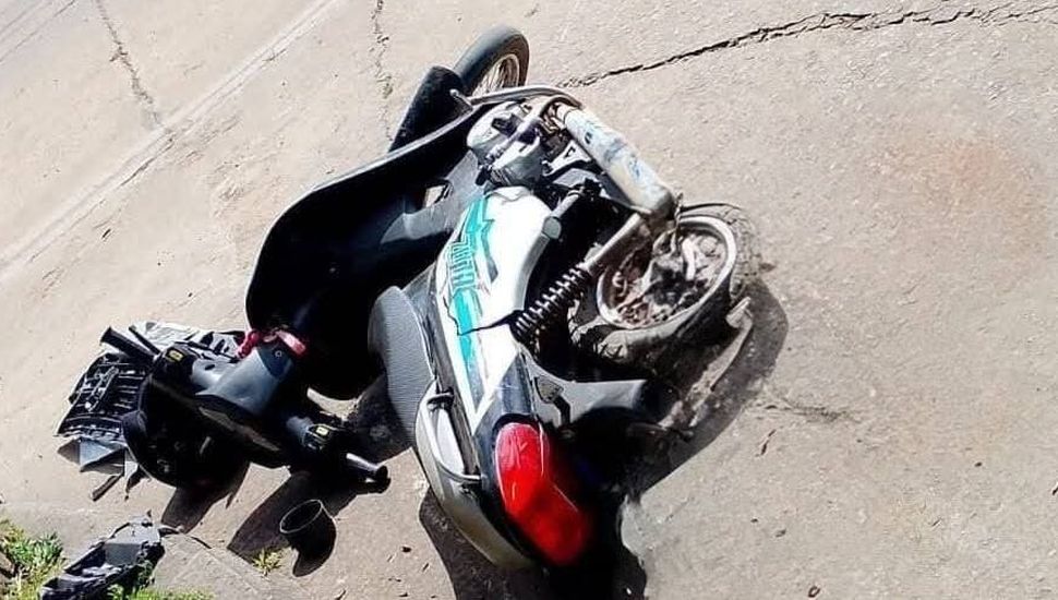 Choque entre un auto y una moto en Rojas