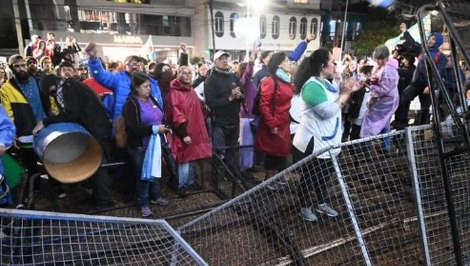 Prohiben a los docentes acercarse a la Legislatura de Misiones