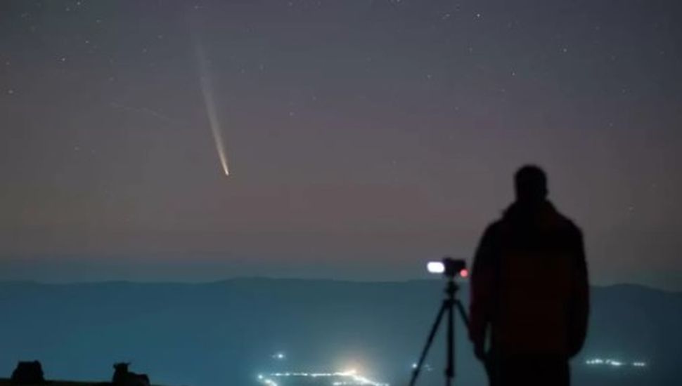 El Cometa del Siglo ya se deja ver en el cielo argentino: imágenes espectaculares