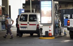 Desde mañana YPF reduce el precio de las naftas y el gasoil