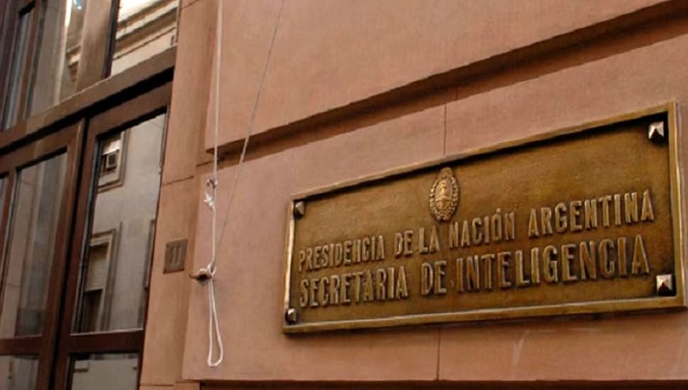 Constitucionalistas cuestionan el DNU de MiIei que modifica la SIDE