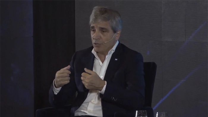 El ministro Caputo sale a buscar US$1.000 millones