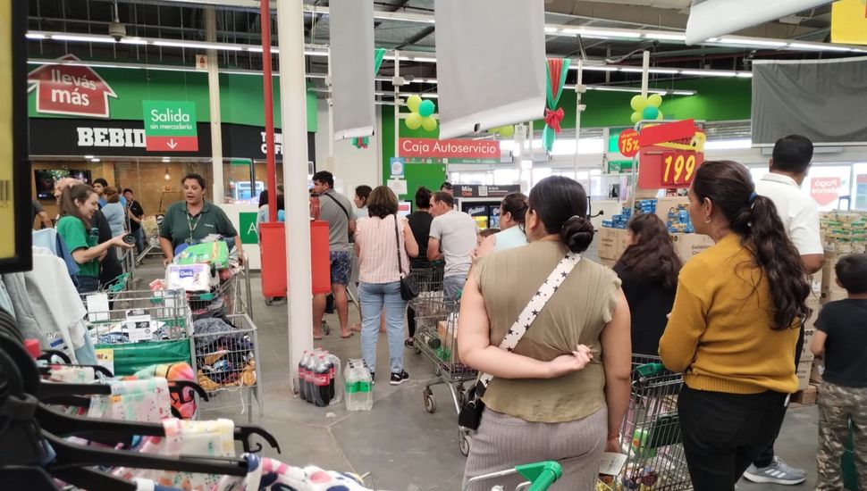 Los supermercados se colmaron de consumidores