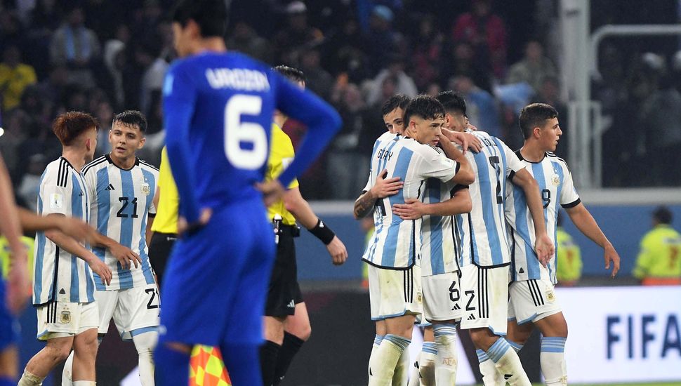 Argentina sufrió y le ganó a Uzbekistán en el debut mundialista